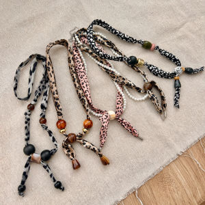 Retro Leopard Print Pearl Pendant Scarf Necklace Womens Niche Design Versatile Scarf Sweater Chain Accessory Fresh Outlined