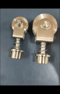 Bộ bánh xe cho cửa cổng trượt cửa lùa bằng inox 304 loại có lò xo và xoay 360 độ Kích thước 16-22mm tùy chọn