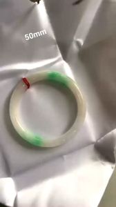 Vòng Cẩm Thạch tự nhiên mới TR LÝ IC Ni 50mm chột 7mm màu trắng bóng xanh lý nhẹ 2 bên nữ mệnh kim mệnh thủy 49kg - 52kg đeo có 980k ạ
