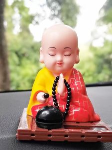 Tượng chú tiểu gật đầu gõ mõ năng lượng mặt trời trang trí decor phong thủy