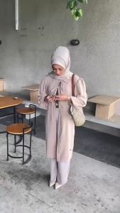 KAMILA: Tunik Pakaian Terbaru Dewasa Bahan Crinkle Airflow Premium\\n\\n Apa Itu Tunik Pakaian Terbaru Dewasa?\\n\\nTunik pakaian terbaru dewasa adalah salah satu pilihan pakaian yang populer di kalangan wanita dewasa. Tunik merupakan jenis pakaian atasan yang memiliki panjang hingga pinggang atau lebih rendah, sering kali dipadukan dengan celana atau rok. Dengan desain tunik wanita yang modern dan bahan crinkle airflow premium, KAMILA menawarkan pakaian tunik wanita kekinian yang nyaman dan elegan.\\n\\n Kelebihan Bahan Crinkle Airflow Premium\\n\\nBahan crinkle airflow premium yang digunakan oleh KAMILA memberikan beberapa kelebihan bagi penggunanya:\\n\\n*   **Nyaman**: Bahan ini sangat ringan dan tidak menimbulkan gesekan pada kulit, sehingga nyaman dipakai sepanjang hari.\\n*   **Menyerap keringat**: Bahan crinkle airflow premium memiliki sifat yang dapat menyerap keringat dengan baik, menjaga kenyamanan pengguna.\\n*   **Anti-kusut**: Bahan ini cenderung tidak mudah kusut, sehingga mudah diatur dan tampil rapi.\\n*   **Menghargai lingkungan**: Bahan ini ramah lingkungan karena terbuat dari bahan-bahan alami dan proses produksi yang berkelanjutan.\\n\\n Desain Tunik Wanita yang Modern\\n\\nKAMILA menawarkan desain tunik wanita yang modern dan elegan, dengan berbagai warna dan motif yang sesuai dengan tren fashion terbaru. Desain tunik wanita KAMILA dapat dipadukan dengan berbagai jenis pakaian dan aksesoris, sehingga dapat digunakan untuk berbagai acara, baik formal maupun santai.\\n\\n Bagaimana Memilih Tunik yang Tepat untuk Anda?\\n\\nMemilih tunik yang tepat sangat penting untuk menunjang penampilan dan kenyamanan Anda. Berikut adalah beberapa tips dalam memilih tunik yang tepat:\\n\\n Ukuran dan Model yang Sesuai\\n\\nPertimbangkan ukuran dan model tunik yang sesuai dengan bentuk tubuh Anda. Pastikan tunik yang dipilih tidak terlalu ketat atau longgar, sehingga tetap nyaman dan tampil rapi.\\n\\n Paduan Warna dan Motif\\n\\nPerhatikan paduan warna dan motif tunik yang akan dipilih. Pilihlah warna dan motif yang sesuai dengan gaya Anda dan dapat dipadukan dengan pakaian lainnya.\\n\\n Tips Menggunakan Tunik Pakaian Terbaru Dewasa\\n\\nBerikut adalah beberapa tips dalam menggunakan tunik pakaian terbaru dewasa:\\n\\n Cara Merawat Tunik dengan Baik\\n\\nUntuk menjaga kualitas dan tampilan tunik, pastikan untuk merawatnya dengan baik. Ikuti petunjuk perawatan yang tertera pada label pakaian dan hindari mencuci tunik dengan suhu air yang terlalu panas atau menggunakan deterjen yang keras.\\n\\n Tips Memadukan Tunik dengan Aksesoris\\n\\nPadukan tunik dengan aksesoris yang sesuai untuk menambahkan sentuhan gaya. Gunakan aksesoris seperti anting, gelang, atau kalung yang sesuai dengan warna dan motif tunik Anda.\\n\\n Rekomendasi Tunik Pakaian Terbaru Dewasa\\n\\nBerikut adalah beberapa rekomendasi tunik pakaian terbaru dewasa yang dapat Anda pertimbangkan:\\n\\n Tunik Wanita untuk Acara Formal\\n\\nUntuk acara formal, pilihlah tunik wanita dengan warna yang netral seperti hitam atau putih, dan padukan dengan celana atau rok panjang. Gunakan aksesoris yang elegan untuk menambahkan sentuhan gaya.\\n\\n Tunik Wanita untuk Acara Santai\\n\\nUntuk acara santai, pilihlah tunik wanita dengan warna yang cerah dan motif yang ceria, dan padukan dengan celana atau rok pendek. Gunakan aksesoris yang ringan dan tidak terlalu berlebihan.\\n\\n Kesimpulan\\n\\nDengan memilih tunik pakaian terbaru dewasa dari KAMILA, Anda dapat menikmati kenyamanan dan gaya yang sesuai dengan tren fashion terbaru. Pastikan untuk memilih ukuran dan model yang tepat, serta merawat tunik dengan baik untuk menjaga kualitas dan tampilan. Selamat berbelanja!\n}