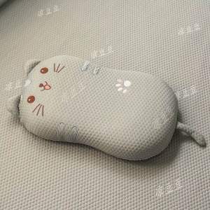 Gối Cao Su Non Massage Mèo Con Thiết Kế Lỗ Thoáng Khí Có Hạt Massage Hỗ Trợ Cổ Vải Băng Lạnh