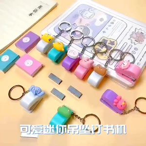 [Little B House] Portable Stapler Cartoon Keychain Stapler Cute Mini Stapler Gift 迷你订书机 Stapler Comel - ST53