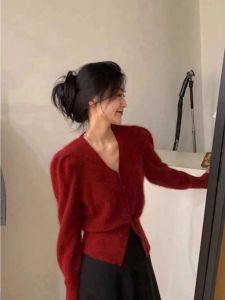 เสื้อคาร์ดิแกนถักสีแดง เสื้อคลุมคาร์ดิแกนคอวีสำหรับผู้หญิงในฤดูใบไม้ร่วงและฤดูหนาว เสื้อคลุมคาร์ดิแกนถักสีแดงที่หรูหราสำหรับผู้หญิงในปีใหม่