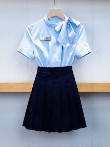 ชุดทํางานแขนสั้นสีฟ้าอ่อนสําหรับพนักงานต้อนรับส่วนหน้าและช่างเทคนวดเท้า ผู้หญิง โพลีเอสเตอร์ เสื้อเบลาส์ กระโปรง ชุด