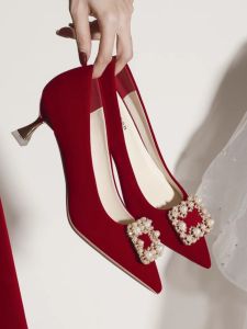 รองเท้าส้นสูงสีแดงรองเท้าแต่งงาน Pearl Square Buckle Pointed Toe สบาย Suede ด้านบน ทันสมัย เรียบหรู ใหม่ 2024