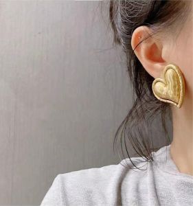 Retro French Royal Style Heart Distressed Frosted Ear Clip Special Interest Light Luxury Earrings Yang Shulin Peach Heart Three-Dimensional Earrings