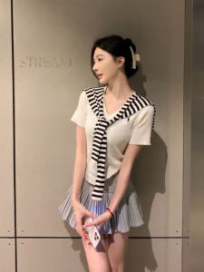 Áo Thun Nữ Tay Ngắn Cổ Chữ V Màu Trắng Bằng Lụa Băng Màu Trơn Mùa Hè 2025 Phong Cách Hàn Quốc Thường Ngày