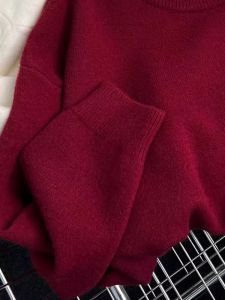 เสื้อสเวตเตอร์คอตั้งทรงหลวมแขนยาวผ้าขนสัตว์สีแดงสไตล์ย้อนยุคสำหรับผู้หญิงในช่วงเทศกาลปีใหม่และคริสต์มาส