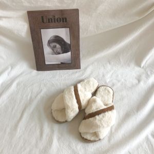 รองเท้าแตะแบบไขว้สำหรับคู่รักสินค้าชิ้นเดียวแมทช์ลุคง่าย ins สำหรับฤดูใบไม้ผลิของเจ้าของร้านแบบใหม่เกาหลีรองเท้าแตะขนฟูๆชิคๆสำหรับทั้งผู้ชายและผู้หญิง