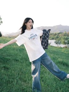 T-Shirt Wanita Lengan Pendek Putih Motif Huruf Minimalis - Katun Premium Bernapas Tren 2025 Desain Korea Oversize Nyaman Baju Kasual Ukuran Besar Gaya Sekolah Manis Slim Fit Kerah Bulat Gaya Jalanan Amerika Kaos Santai Untuk Hangout Akhir Pekan