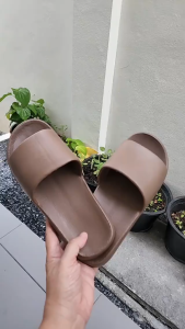 รองเท้าแตะ กันลื่นพื้นหนา สวมใส่สบาย สีพื้นเรียบหรูพรีเมี่ยม ใส่แล้วเท้าไม่เหม็น ทรงรองเท้าสวยน่าใช้งานสุดๆ ใส่ได้ทั้งผู้หญิงและผู้ชาย