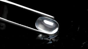 1.60 ct พลอยแท้ พลอยดิบ มูนสโตน (Moon Stone) เหลือบขาว ทรงไข่หลังเบี้ย แอฟริกา