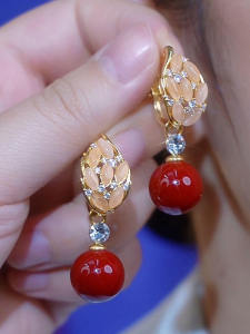 Retro Hong Kong Style Micro-Set Maple Leaf Red Bead Earrings: Unique Design Sensation Popular Dangle Earrings Versatile Slimming Face Earrings