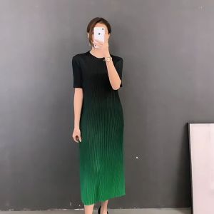 Miyake พับรอบคอไล่ระดับสีจีบชุดจับคู่สีผู้หญิงบางพอดีแสงหรูหรา 88221-1