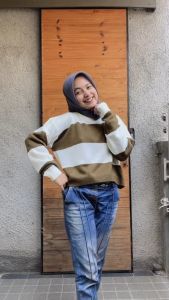 Korla Sweater Rajut Crop Motif Rugby Strip Lengan Panjang