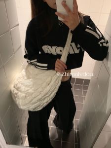 กระเป๋าสะพายข้างพับได้ขนาดใหญ่ Cloud Folded Dumpling กระเป๋าผ้าไนลอนทรงกลมสำหรับเดินทางแบบลำลองสำหรับทุกเพศ