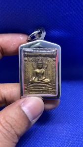 พระพุทธชินราช หลังพระนเรศวร 100 ปี จี้พระ เหรียญสแตมป์ เนื้อทองเหลือง เลี่ยมกรอบสแตนเลส