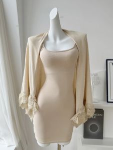 ชุดเสื้อคาร์ดิแกนเซ็กซี่แขนกุดคอวีแขนกุดผ้าลูกไม้สีเบจ ชุดสองชิ้น ฤดูใบไม้ร่วง 2024 ชุดเดรสยาวคลุมเข่าคอวี