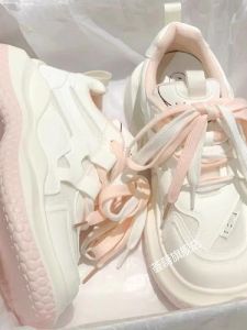 รองเท้ากีฬาหนังนิ่มสำหรับผู้หญิง ฤดูใบไม้ร่วง 2024 รองเท้าลำลองแบบสวมสบาย ระบายอากาศได้ดี พื้นหนา รองเท้าแฟชั่นสำหรับผู้หญิงและเด็ก