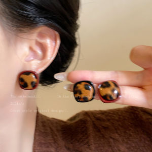 ต่างหูลายเสือดาวทรงสี่เหลี่ยมสไตล์ยัจฉานาที 2025 รุ่นใหม่สไตล์วินเทจ เครื่องประดับแฟชั่นสำหรับผู้หญิง เครื่องประดับต่างหูระดับไฮเอนด์