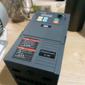 Biến tần giá rẻ 2.2KW vào 3 pha 380VAC ra 3 pha 380VAC tải nhẹ