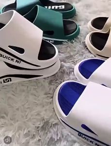 รองเท้าแตะผู้ชายใหม่นุ่มสบายในฤดูร้อนสวมใส่ข้างนอกอาบน้ำในร่มกันลื่นจับคู่สีรองเท้าแตะคู่และรองเท้าแตะน้ำหนักเบาลุยรองเท้าแตะผู้หญิง