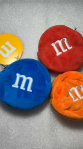 กระเป๋าผ้ากำมะหยี่ใส่เหรียญ เครื่องสำอางค์ ขนนุ่ม Chocolate M&M แท้ 100% จาก shop เซี่ยงไฮ้