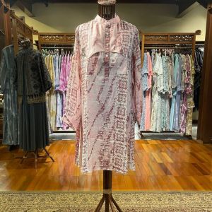 Nino Tunik by Dian Pelangi LIMITED EDITION Blouse Baju Atasan Blus Outfit OOTD Kerja Kantor Casual Formal Pesta Pernikahan Kondangan Wanita Cantik Anggun Modis Modern Simple Elegan Mewah Model Korea Terbaru Motif Batik Abstrak Hand Made Kekinian