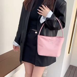 เคลื่อนไหวของกระเป๋าถือสะพายไหล่ผู้หญิง - สไตล์วินเทจคลาสสิค, สไตล์เกาหลี, ชุดแฟชั่น สำหรับผู้หญิง