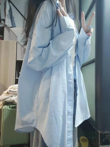 เสื้อเชิ้ตแขนยาวผู้หญิงสีน้ำเงิน ทรงหลวม บาง ป้องกันแสงแดด แฟชั่นฤดูร้อน 2025 เสื้อคาร์ดิแกนเปิดไหล่แบบบางใหม่