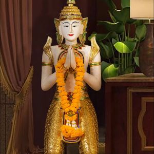 ต้อนรับรูปปั้นตัวละครลงบนพื้นดินลงพระพุทธรูปปั้นพระพุทธรูปโรงแรมสไตล์ไทย ที่ตก แต่งด้วยการตก แต่งของวัด