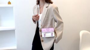 Túi đeo chéo dáng hộp Mèo stay cute kèm quả bông treo túi T2DA11