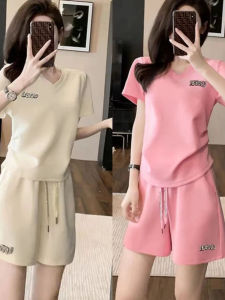 ชุดกีฬาลำลองสำหรับผู้หญิง ชุดสองชิ้นแขนสั้น กางเกงขาสั้น แฟชั่นฤดูร้อน 2025 ชุดกีฬาลำลองที่ลดอายุได้ ชุดทำงานสไตล์ใหม่