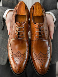 รองเท้าหนังแท้ทรงหัวแหลมสำหรับผู้ชาย รองเท้าแต่งงานทำมือสไตล์อังกฤษ พื้นยาง รองเท้าลำลองสำหรับใส่ไปทำงาน