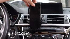 Car mobile phone bracket automotive supplies in the car mobile phone bracket seat navigation outlet general gravity