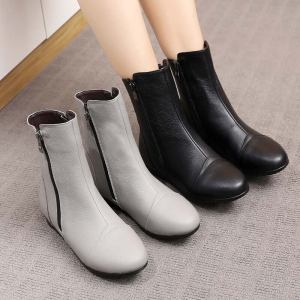 รองเท้าบูทสั้นพื้นนิ่มหนังวัวหนังแท้รองเท้าบูทมาร์ตินรองเท้าคุณแม่รองเท้าบูทระดับเหนือข้อเท้ากันหนาวบุขนสำหรับฤดูใบไม้ร่วงและฤดูหนาวรองเท้าผ้าฝ้ายส้นแบนสำหรับผู้หญิง