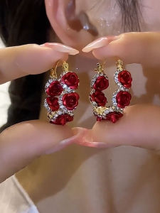 ต่างหูรูปดอกกุหลาบสีแดง ดีไซน์หรูหรา สำหรับผู้หญิง ต่างหูรูปดอกไม้แบบไฮเอนด์ สร้อยคอแบบติดหู ชุบทอง ต่างหูรูปดอกไม้สีแดง ดีไซน์หรูหรา