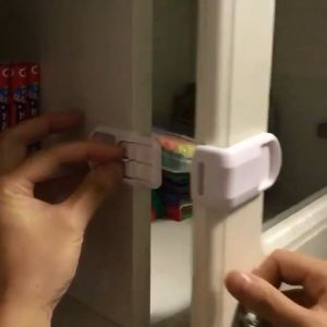 Blumey ที่ล็อคลิ้กชักป้องกันเด็ก รุ่นกดเปิดล็อค กันไม่ให้เด็กเปิดลิ้นชัก แบบเข้ามุม Right angle safety lock มีสินค้าพร้อมส่ง