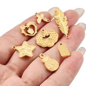 เครื่องประดับสเตนเลสขัดเงาแบบทำมือสร้อยทารกอวยพรสีทอง18K ประดับกระเป๋าเครื่องรางรูปดาว