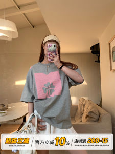 เสื้อยืดแขนสั้นพิมพ์ลายสีเทาสไตล์อเมริกันย้อนยุคสำหรับผู้หญิงในฤดูใบไม้ผลิ หลวม กระชับสัดส่วน แขนสั้น แฟชั่นสำหรับผู้หญิง