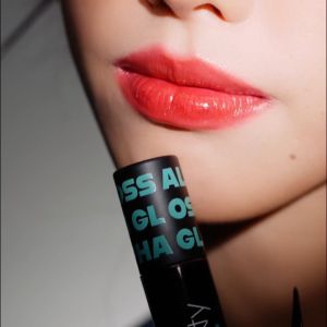 SKIN BRITY Alpha Gloss Stay Glossy Lip Gloss  ลิปกลอส ที่ฉ่ำวาวสุดพลัง เม็ดสีแน่น ติดทน เนื้อสัมผัสบางเบาที่ ไม่เหนียวเหนอะหนะ พร้อมสารบำรุง ช่วยให้ริมฝีปากแลดูอวบอิ่ม