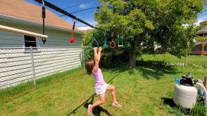 เด็กกลางแจ้งปีนเขา 7 ชิ้น ชุดกีฬาปีนเขา สำหรับเด็กฝึกทรงตัว นักรบนินจาสายอู่ปฏิสัมพันธ์สูตรชุด Slackline อุปสรรค อุปกรณ์การฝึกอบรมสำหรับสนามหลังบ้านกลางแจ้ง