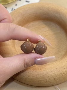 ต่างหูรูปวงกลมสีน้ำตาลสไตล์ย้อนยุคสำหรับผู้หญิง เครื่องประดับแฟชั่นฤดูใบไม้ร่วง/ฤดูหนาว สไตล์ฝรั่งเศส ต่างหูแบบหัวเข็มขัดสุดหรูหรา