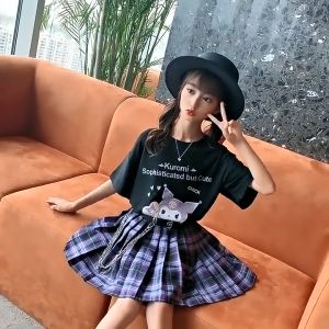 WANDER ชุดแฟชั่นเด็กผู้หญิง ชุดไทยเด็กหญิง พิมพ์การ์ตูนแฟชั่น 2024 ฤดูร้อนใหม่สาวผ้าฝ้ายเกาหลีรุ่น Kulomi แขนสั้น + jk กระโปรงสั้นสองชิ้น241212