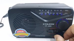 วิทยุธานินทร์ เล็ก เสียงชัด Am FM พกพาสะดวก ใช้ได้ทั้งไฟบ้านและใส่ถ่าน ของแท้ มี มอก.