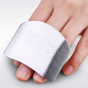 Dụng cụ bảo vệ tay bằng thép khi cắt lát rau củ - LAZYL