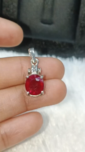 J490 จี้ทับทิมมาดากัสการ์ เจียระไนเหลี่ยมแดงเข้ม ตัวเรือนเงินแท้ 925