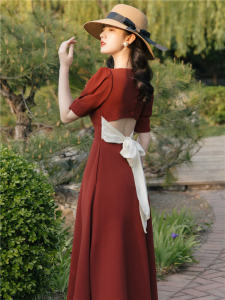 ชุดเดรสยาวทรงเอเอวสูงสีแดงสไตล์ฝรั่งเศสย้อนยุคโรแมนติกสุดสง่างามพร้อมโบว์ผีเสื้อสำหรับฤดูร้อน