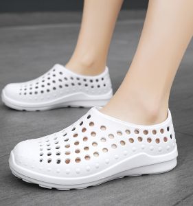 รองเท้าแตะชายหาดสำหรับผู้หญิง รองเท้าแตะแบบมีรู ป้องกันการลื่น ฤดูร้อน คู่รัก รองเท้าแตะแบบสวมสบาย สไตล์เกาหลี รองเท้าแตะแบบสวมทับตัว